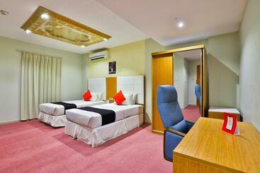 هتل Capital O 338 Asian