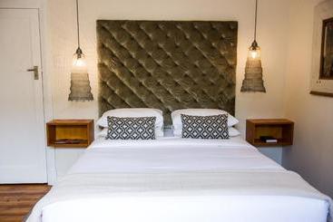 پانسیون Acorn Guest House