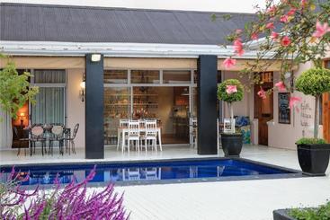 پانسیون Acorn Guest House