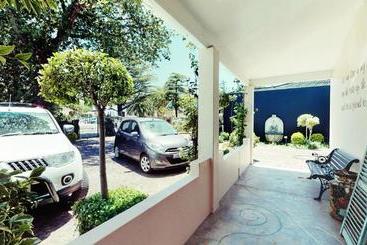 پانسیون Acorn Guest House