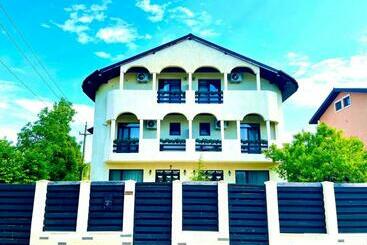 بنسيون Vila Zoe Bucharestairport&therme&parking Otopeni