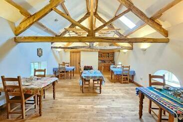 צימר Henllys Estate B And B