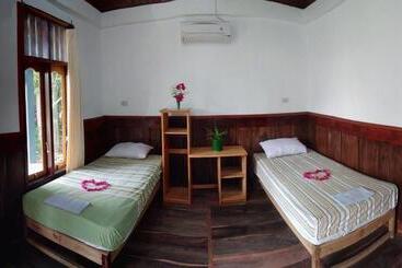 تختخواب و صبحانه New Raya   Nias Beach Bungalows