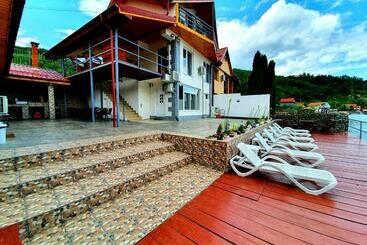 פנסיון Vila Cristiane