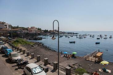 مبيت وإفطار Un Tuffo Nella Baia Di Capomulini