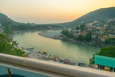 בית מלון כפרי Madpackers Rishikesh Laxman Jhula