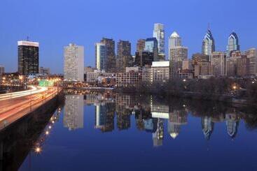 호텔 Airport Waterfront Inn