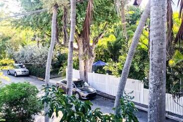 فندق Authors Key West Guesthouse