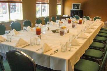 هتل Broadway Inn Conference Center