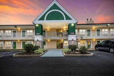 Отель Hometowne By Red Roof Studios Cincinnati   Sharonville