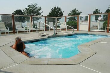 Crescent Bar Camping Resort Cottage 4