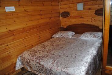 هتل Kompleks Otdykha Elki Palki