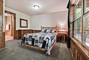 茅舍 Lake Forest Luxury Log Cabins