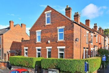 פנסיון Spacious 4br, Parking, Near Centre