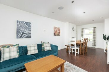 اقامتگاه Sunny Terrace By Kasar Stays