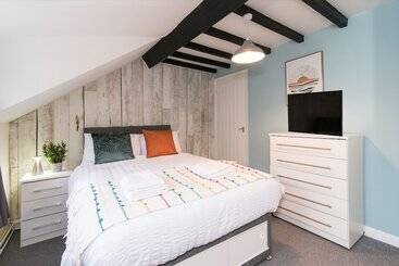 پانسیون Excellent 3 Bed House   Close To Airport