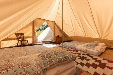 酒店 4 Large Bell Tents & Remote Wood Cabin   Sleeps 16