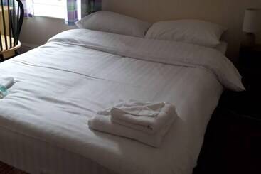 اقامتگاه Grand 4 Bed Quasi Semi House In Manchester