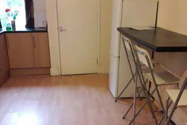 اقامتگاه Grand 4 Bed Quasi Semi House In Manchester