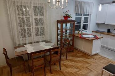 آپارتمان‌های توریست‌ها Comfortable Old Town Apartment