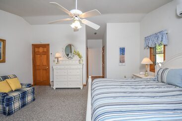 קוטג'' Lake Reflections