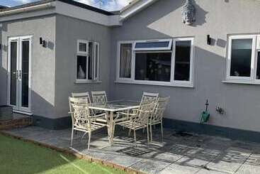 קוטג'' Beautiful 2 Bed Bungalow In Canvey Island