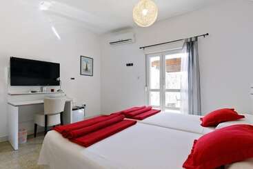 پانسیون Room In Guest Room   Comfy Apartments Next To The Beach