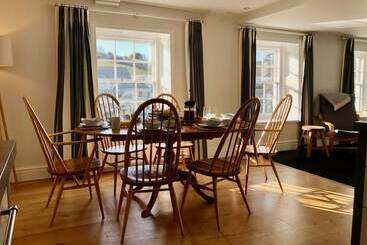 Gorgeous Coastal Cottage For 6 In Charlestown