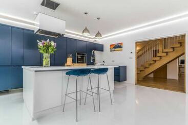 West Sussex Home By The Sea  Great For Goodwood