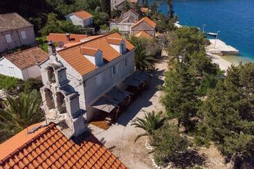 تختخواب و صبحانه Vrnik Arts Club