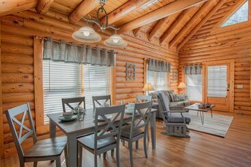 کلبه Private Hot Tub Table Arcade And High Speed Internet 2 Minutes From The Parkway