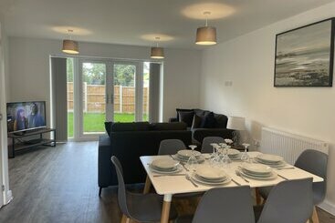 اقامتگاه Beautiful 3 Bed House In Derby With Parking