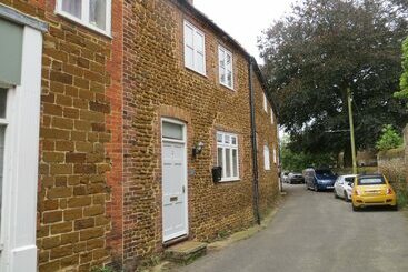 Evelyn Cottage, Charming Cottage Tucked Away