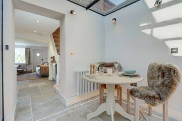 Luxury 1 Bed Cottage With Hot Tub And Log Burner