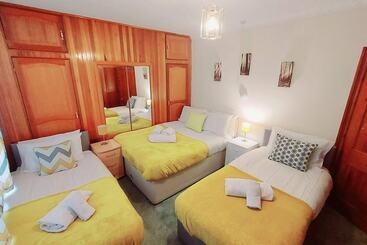 Резиденция Garfield Villa Beautiful 4 Bed House In Gillingham