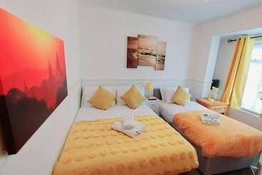 Резиденция Gilling Villa Remarkable 4 Bed House In Gillingham