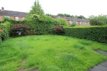 Резиденция Inviting 5 Bed House In Stockport Bramhall