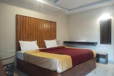 بنسيون Green Park Grand Inn