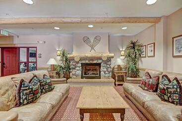 Tm225a Tucker Mtn Lodge Hotel Room