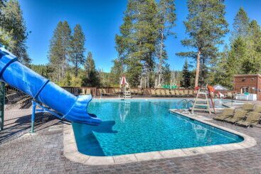 별장 Hilltop Hideaway W/ Game Room & Forest Views!