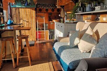 Отель Gorgeous Horsebox At Glamp In Style In East Sussex