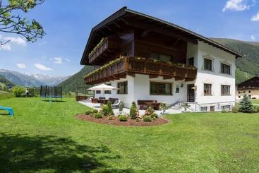 茅舍 Joggls Falkner