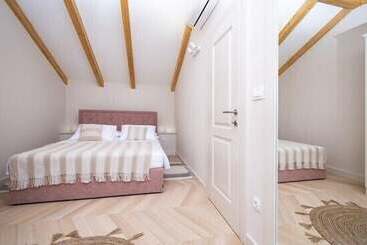 レジデンス Charming 3 Bed House In Tribunj