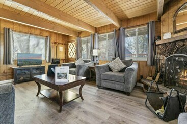 کلبه The Wolf Den