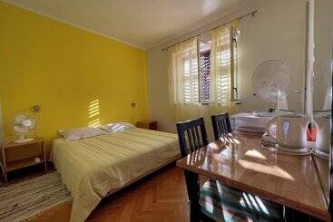ペンション Room In House   S1   Double Room With Private Ensuite Bathroom In Jelsa On Hvar