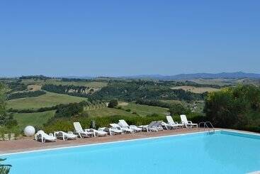 هتل Holidays In Apartment With Swimming Pool In Tuscany Siena