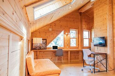 Izu House Luxury Log With Cozy Fireplace