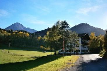 تختخواب و صبحانه Pension Waldrast