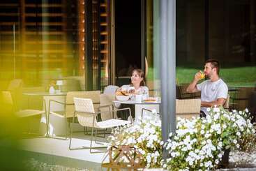 هتل آپارتمان Crystls Apart