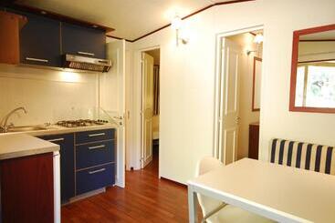 בית מלון כפרי Camping Village Rosselba Le Palme